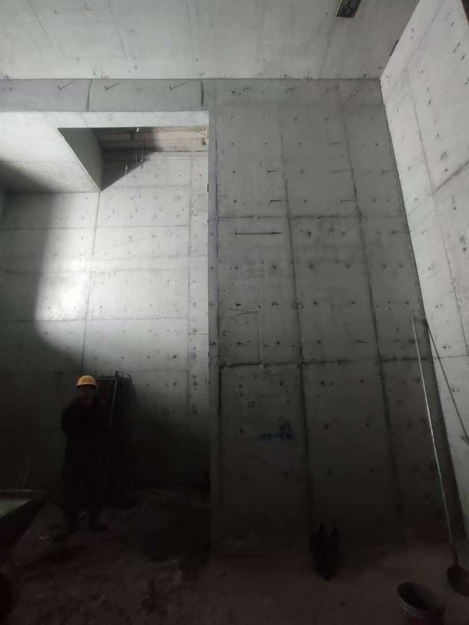 竹山墙上开槽钢筋断了有影响吗